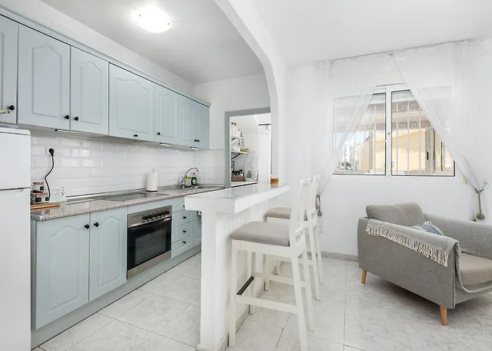 Stylish Poolside Retreat Near Villamartin Plaza - Casa Fre