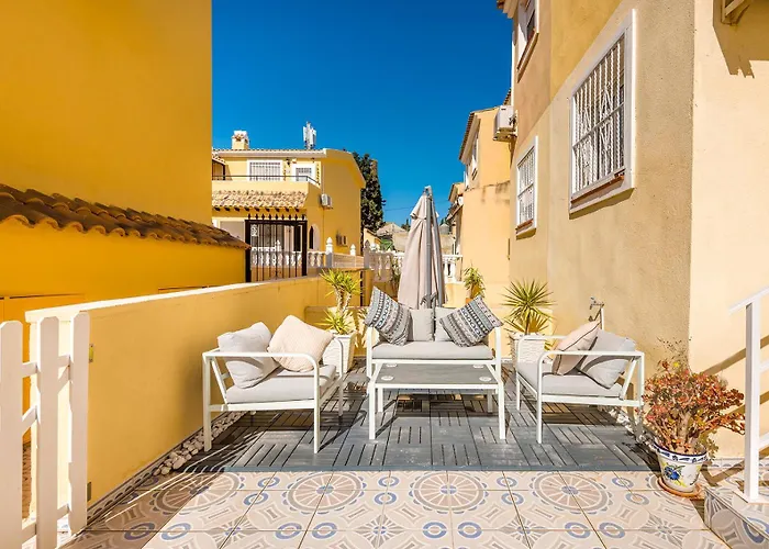 Stylish Poolside Retreat Near Villamartin Plaza - Casa Fre
